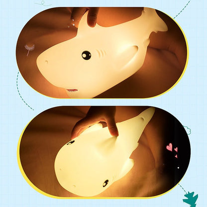 هدية عيد ميلاد للأطفال مع مصباح بجانب السرير